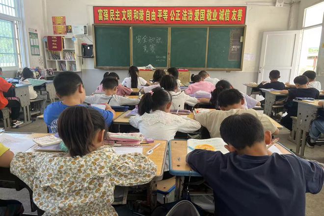 學(xué)安全知識(shí)創(chuàng)和諧校園——潢川縣傘陂中心小學(xué)開展安全知識(shí)競(jìng)賽活動(dòng)