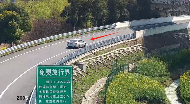 九游體育網(wǎng)站：高郵高速上一個(gè)動(dòng)作男子12分被扣光！(圖2)